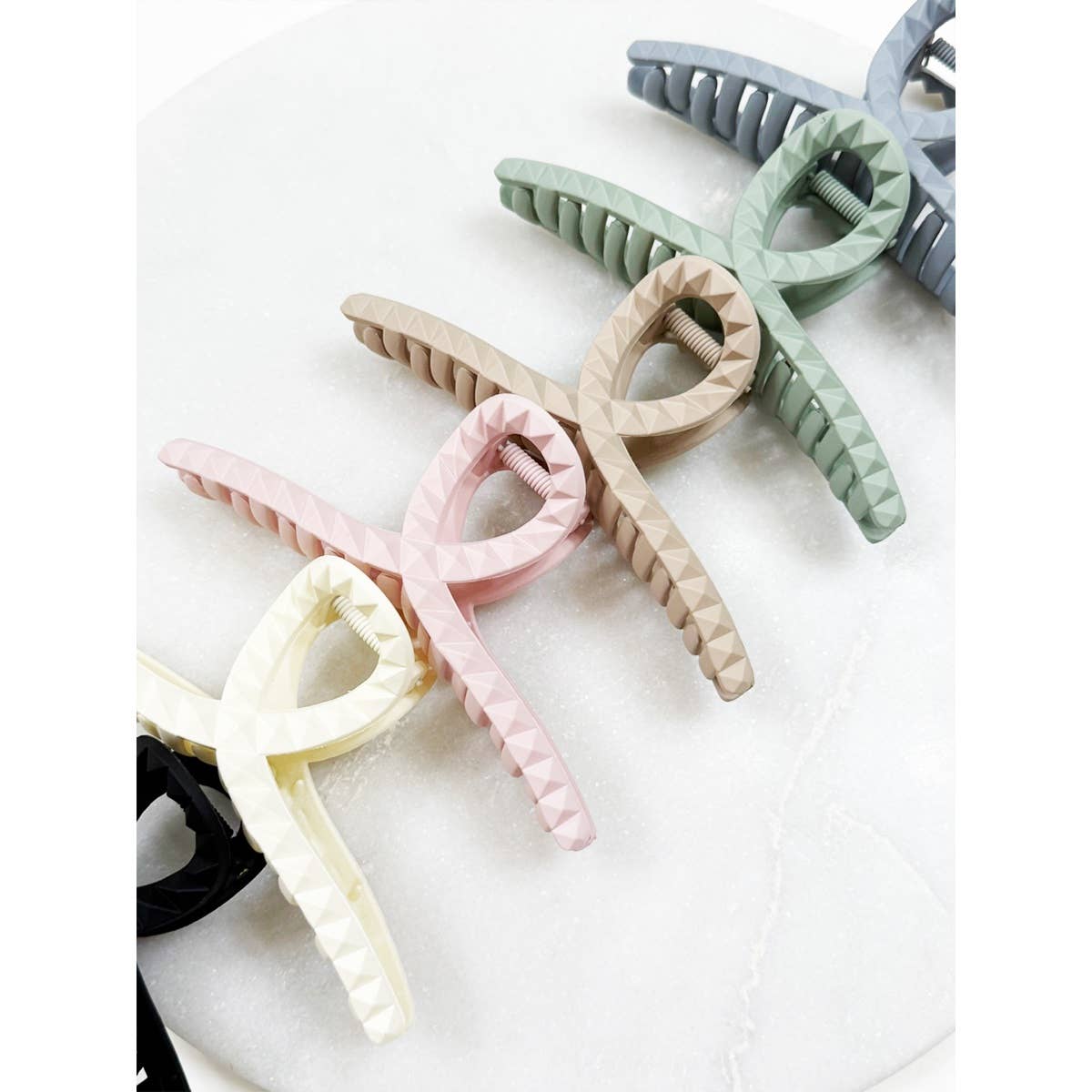 Isla Embossed Loop Jumbo Claw Clip