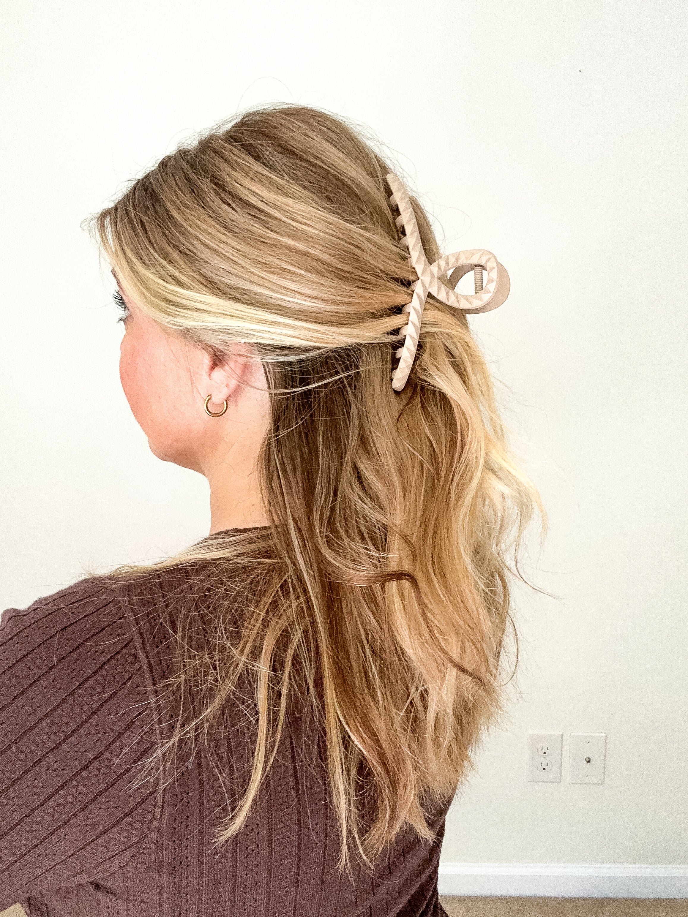 Isla Embossed Loop Jumbo Claw Clip