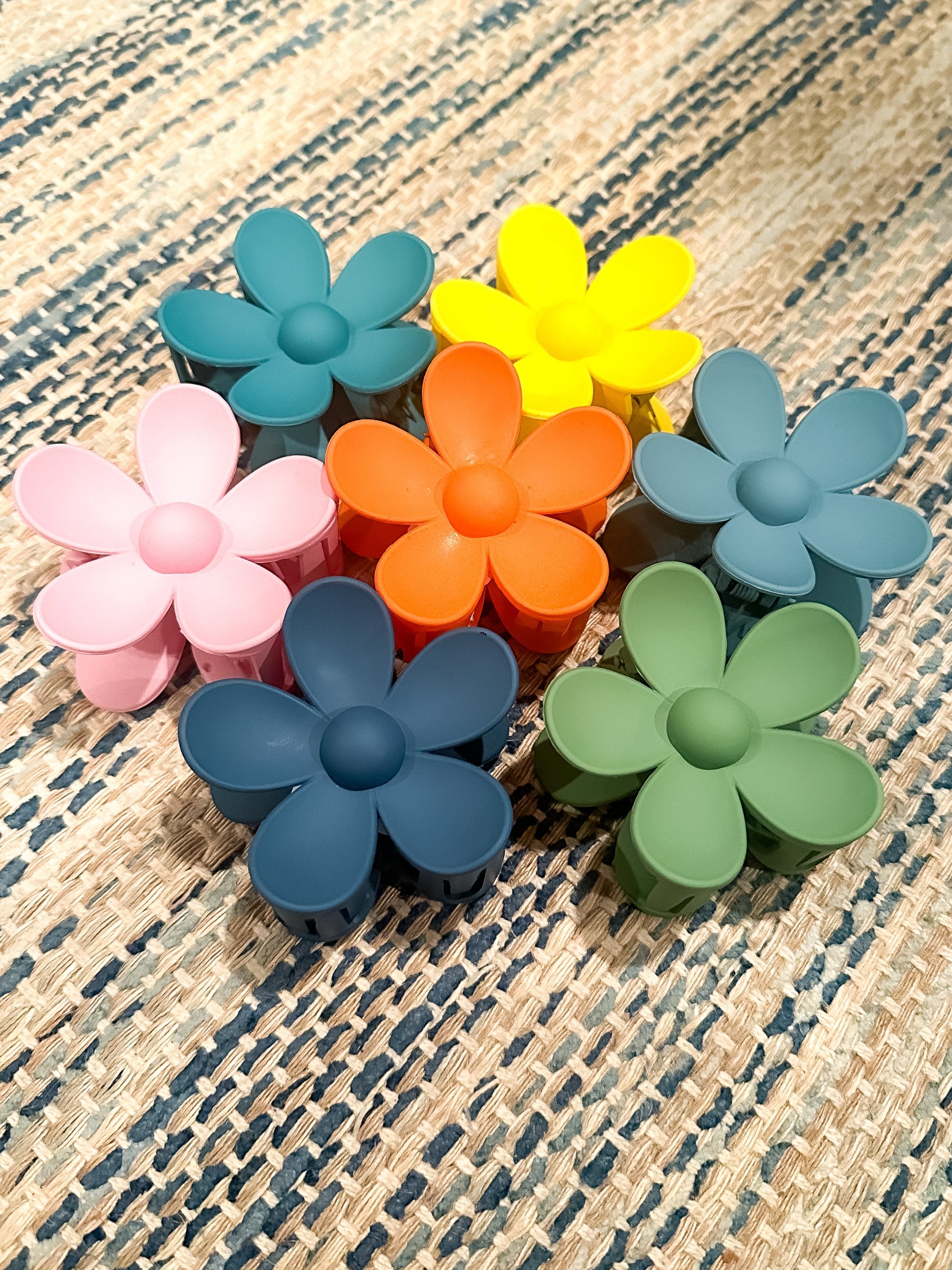 Jumbo Daisy Matte Claw Clip