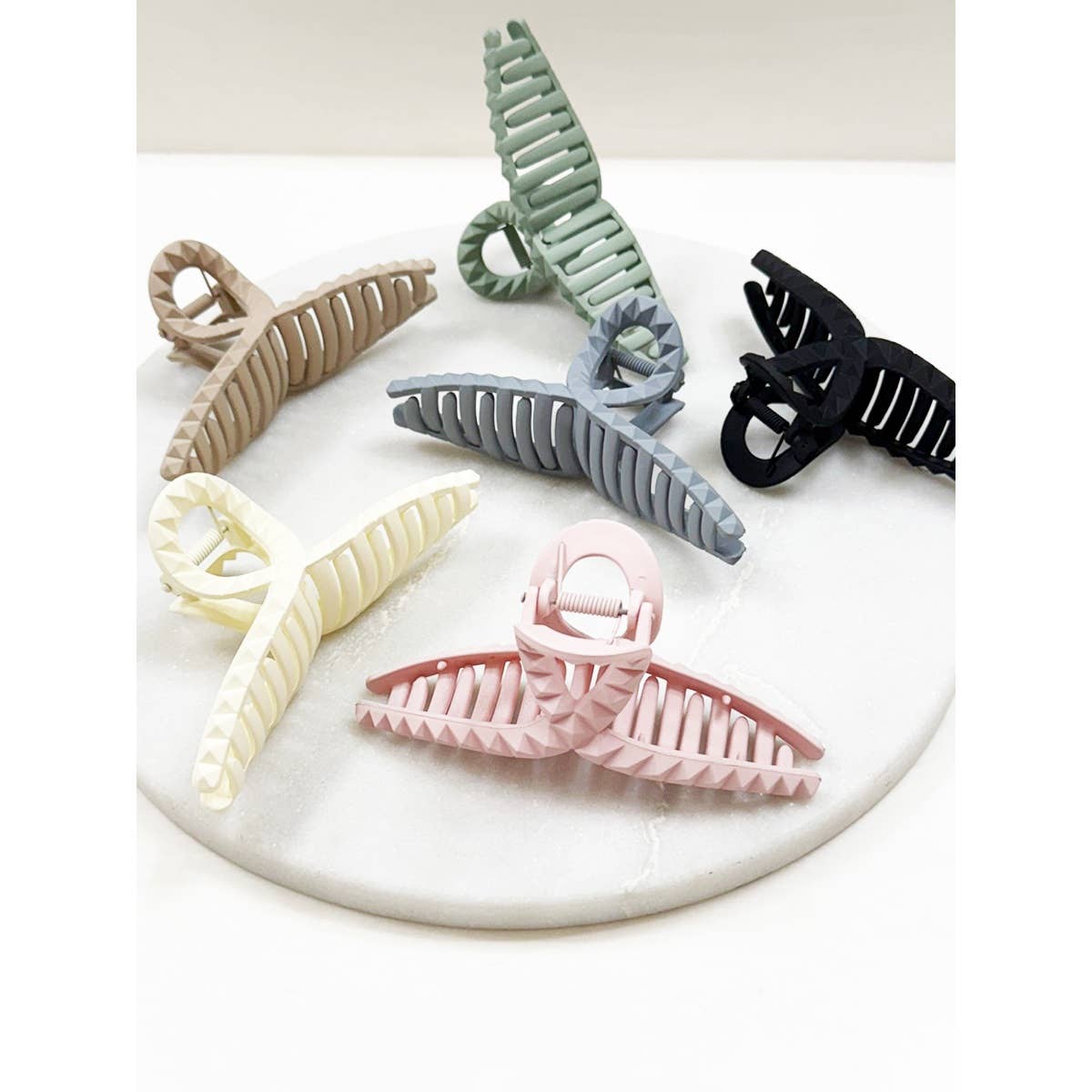 Isla Embossed Loop Jumbo Claw Clip